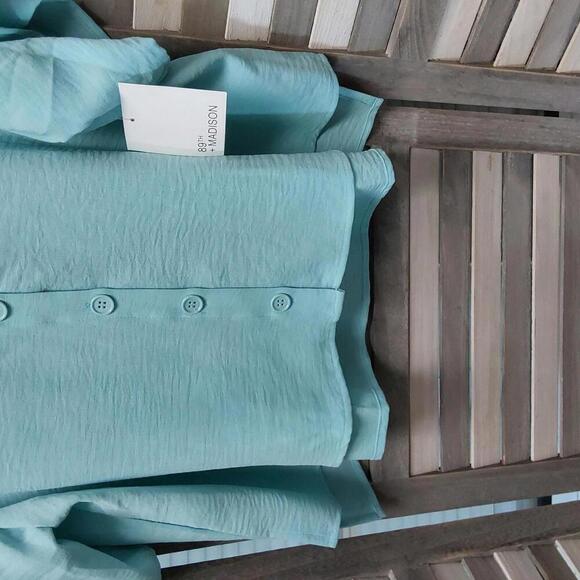 Elegant Loose Fit V-Neck Button-Up Blouse | 89th & Madison | M - Picture 6 of 9